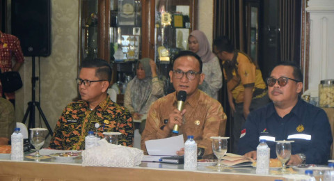 Bupati Sarolangun Hurmin Pimpin Rapat Perencanaan Pembangunan Tugu Biduk